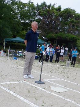 開会式であいさつをする区長