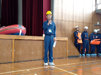 講評をする区長
