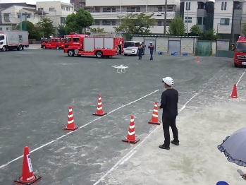 運動場の救助訓練の様子