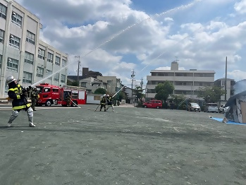 消防隊、消防団による放水の様子
