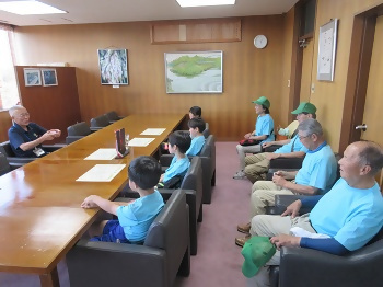 区長室にて準優勝報告の様子