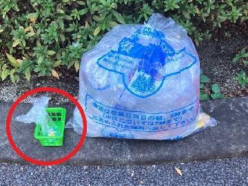 写真:お菓子の缶や小箱など小さな容器の中に置かれた電池類の袋